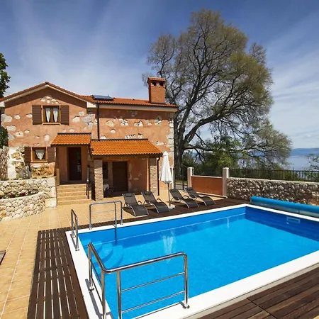 Geraeumiges In Mit Privatem Pool Holiday home *