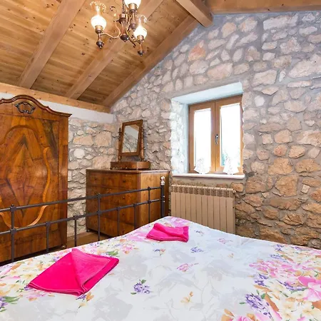 Holiday home Geraeumiges In Mit Privatem Pool Brsec